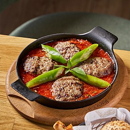 Tavada köftə (pomidor sousu ilə)