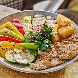 Toyuq izqara tərəvəz ilə