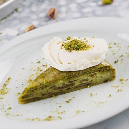 Havuch dilim with pistachio and ice-cream