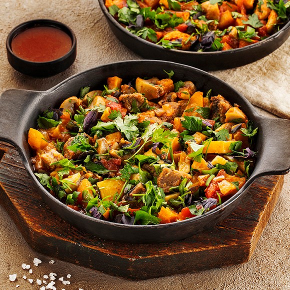 Meat kavurma with mushrooms